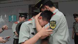 【动图】摘下军衔的那一刻，泪水……