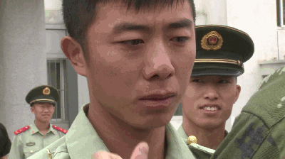 【动图】摘下军衔的那一刻，泪水……