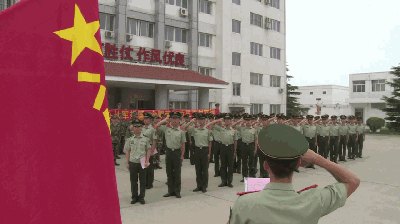 【动图】摘下军衔的那一刻，泪水……