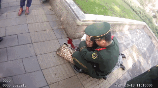 北京武警官兵紧急救助重伤老人