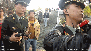 北京武警官兵紧急救助重伤老人