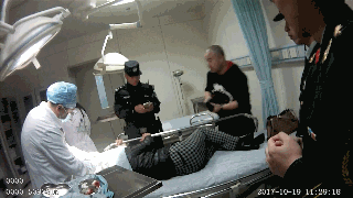北京武警官兵紧急救助重伤老人