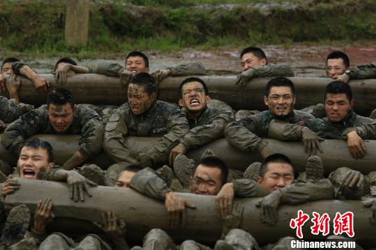 福建武警特战官兵野外泥潭极限训练场面震撼（图）