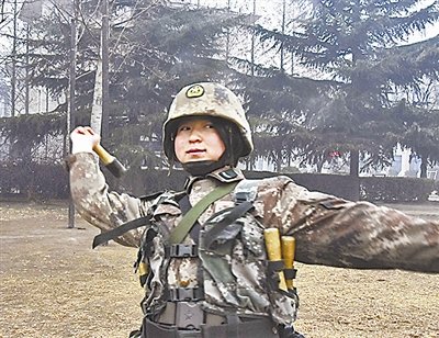 女兵投手榴弹45米1天2个5公里武装越野不在话下