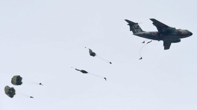 日本唯一伞降部队公开训练 美军特种兵参加