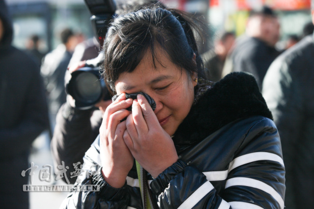 武警敬礼照感动千万网友 中国武警网讲述背后
