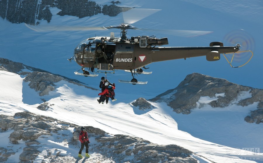 奥地利军队阿尔卑斯山救援演习上演冰雪大片(