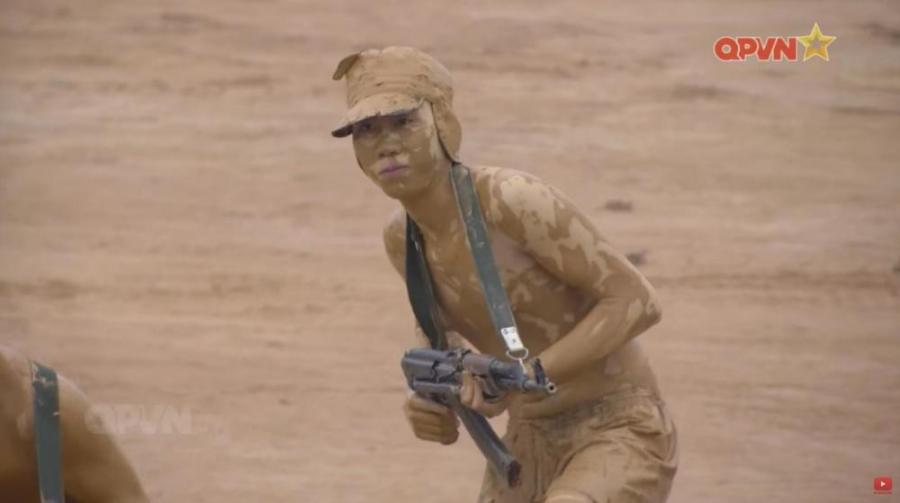 越南特种兵展示强悍隐身术与泥土合二为一