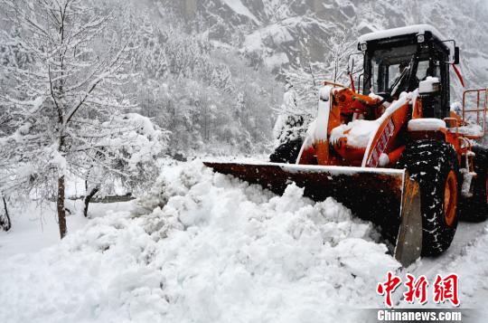 武警交通部队风雪中抢通川藏线