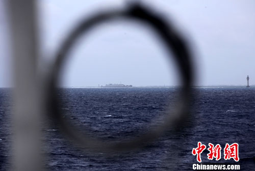 国防部回应热点﹕美舰闯南海被中国海军警告驱