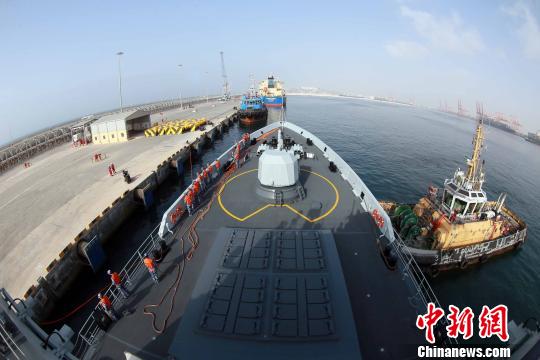 中国海军第26批护航编队靠泊塞拉莱港补给休整