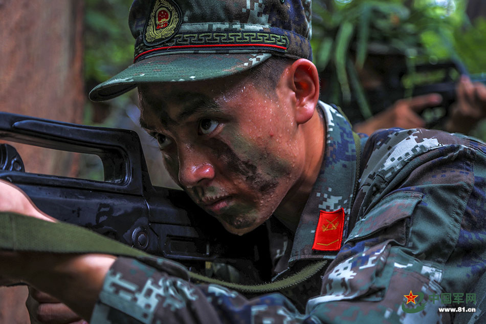 打野开战 兵哥哥扮起了丛林猎人