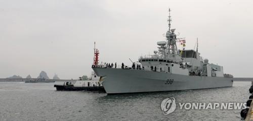 6月26日上午，“温尼伯”号正在驶入釜山港。（图片来源：韩联社）