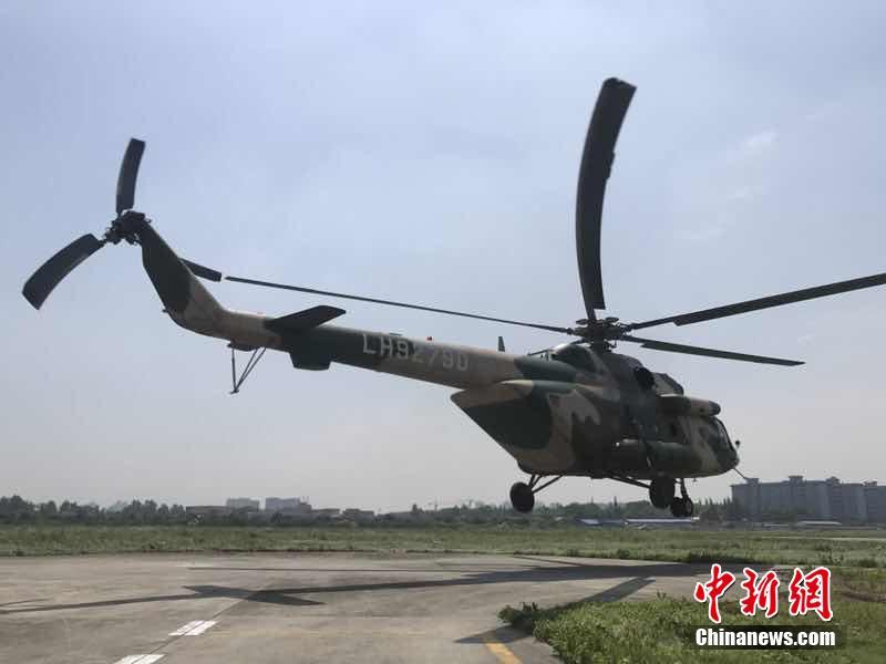西部战区陆军直升机降落九寨沟黄龙机场(4)