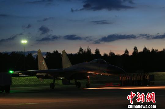 中国海军自主培养新型战机飞行员完成首次夜航单飞训练