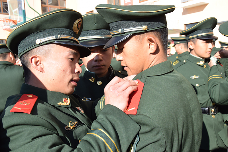 直击武警北京总队十四支队新兵授衔仪式