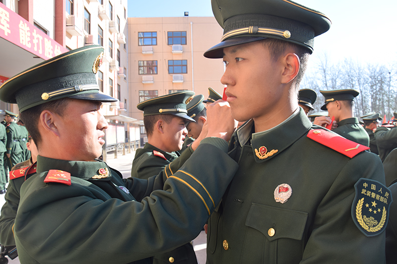 班长亲手为战友佩戴武警列兵肩章