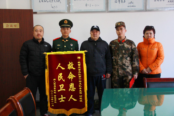 七旬岁老人：你们救回了我老伴的命