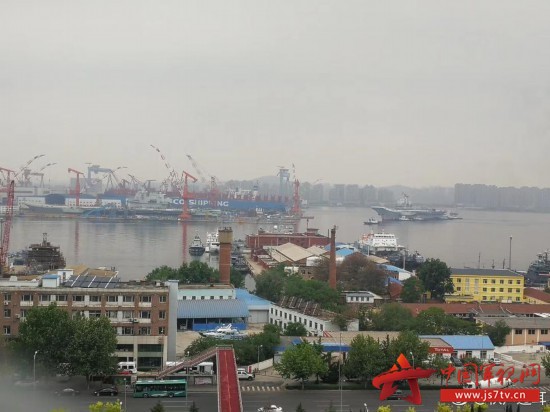 中国双航母首次“会师”大连 专家：未来会有更多航母