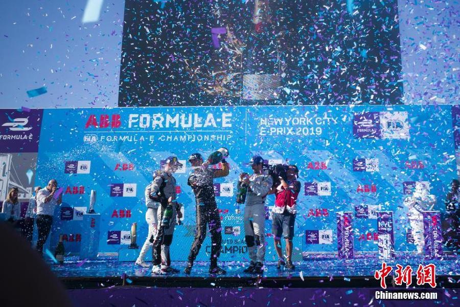 新疆军区男女狙击手戈壁滩上同训练 高温下巾帼不让须眉