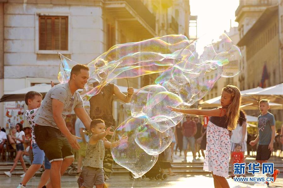 新疆军区男女狙击手戈壁滩上同训练 高温下巾帼不让须眉