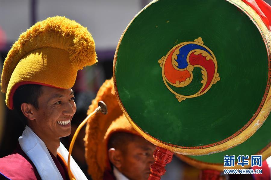 新疆军区男女狙击手戈壁滩上同训练 高温下巾帼不让须眉