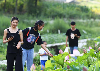 上海武警:高温酷暑练精兵