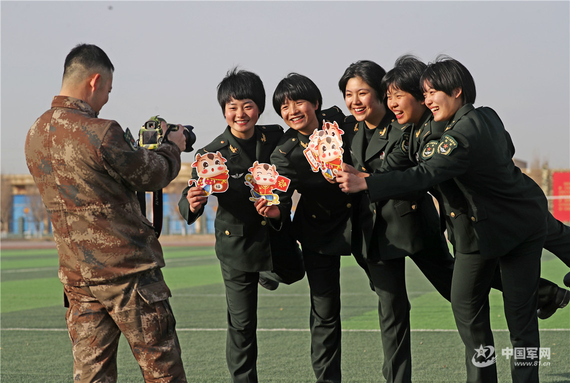 新疆军区某训练基地00后女兵这样迎新春