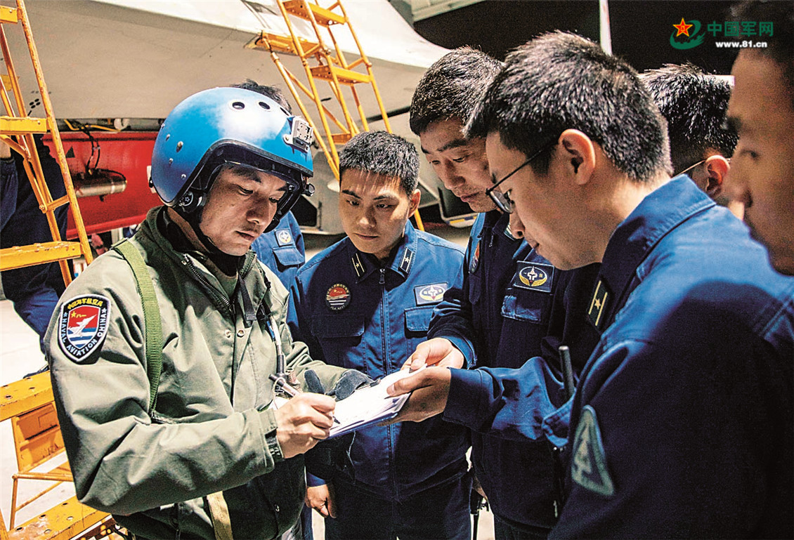 高清大图东部战区海军航空兵某旅组织夜间飞行训练