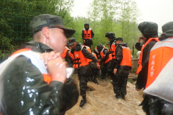 河南多地持续强降雨,驻地武警河南总队官兵紧急投入抗洪抢险