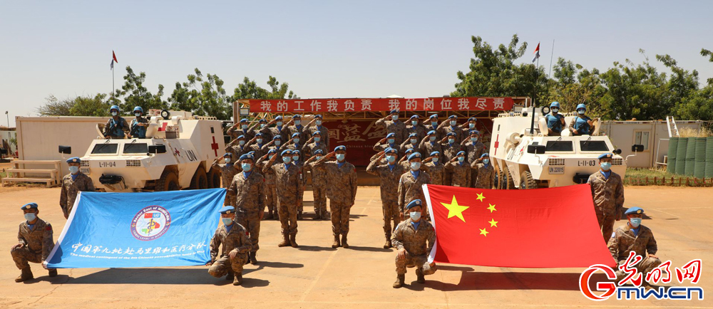 中国第九批赴马里维和医疗分队官兵为祖国庆生