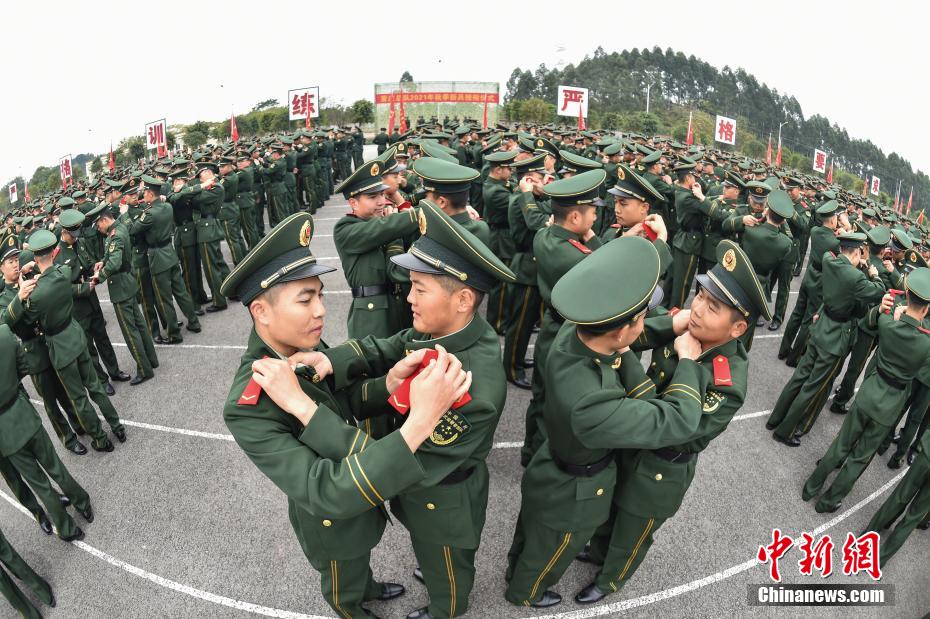 军旅成人礼重庆武警千余名新兵授衔