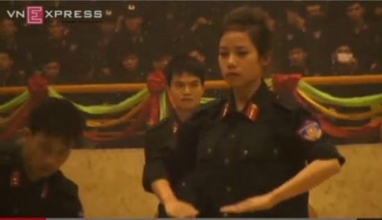 越南<em>美女</em>特警霸气<em>碎砖</em>(2)_军事频道_光明网