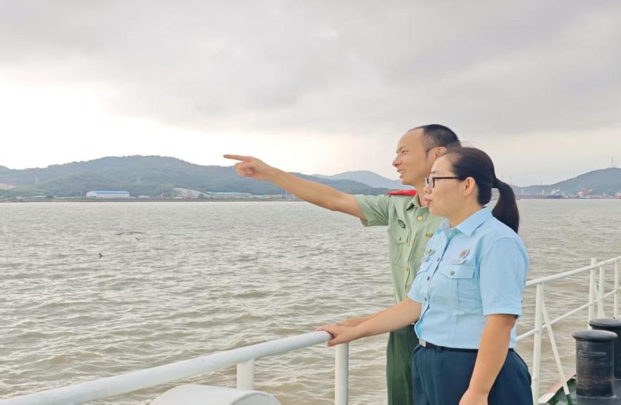 一片海疆，双份戎装