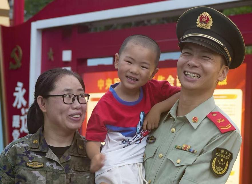 一片海疆，双份戎装