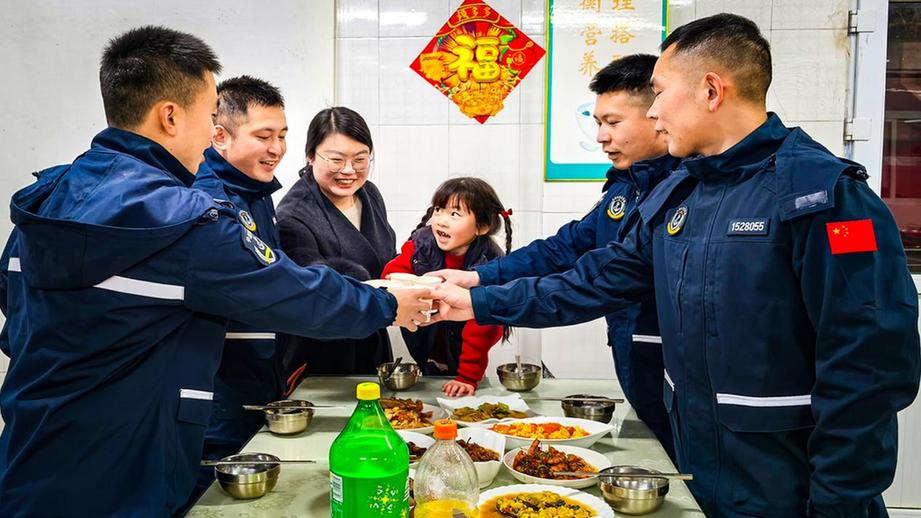 他们在国门前为祖国“守岁”