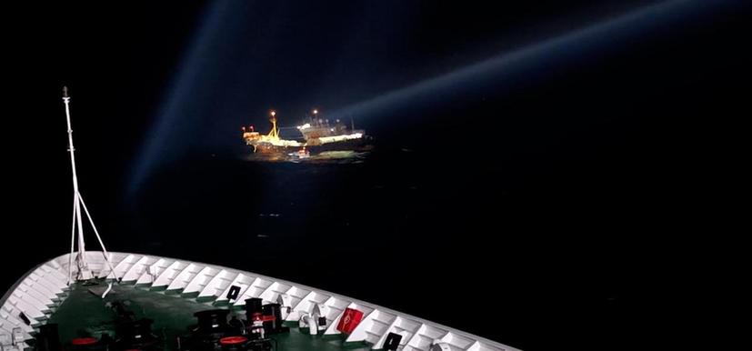 中国海警局直属第二局连续救助2名受伤渔民