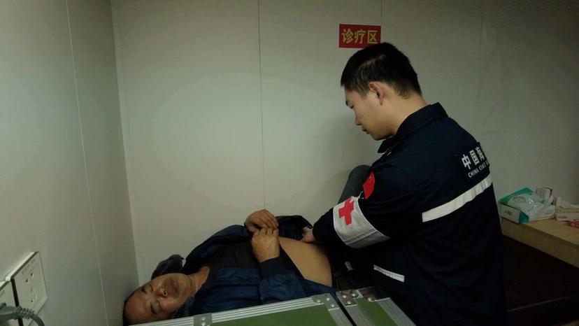 中国海警局直属第二局连续救助2名受伤渔民
