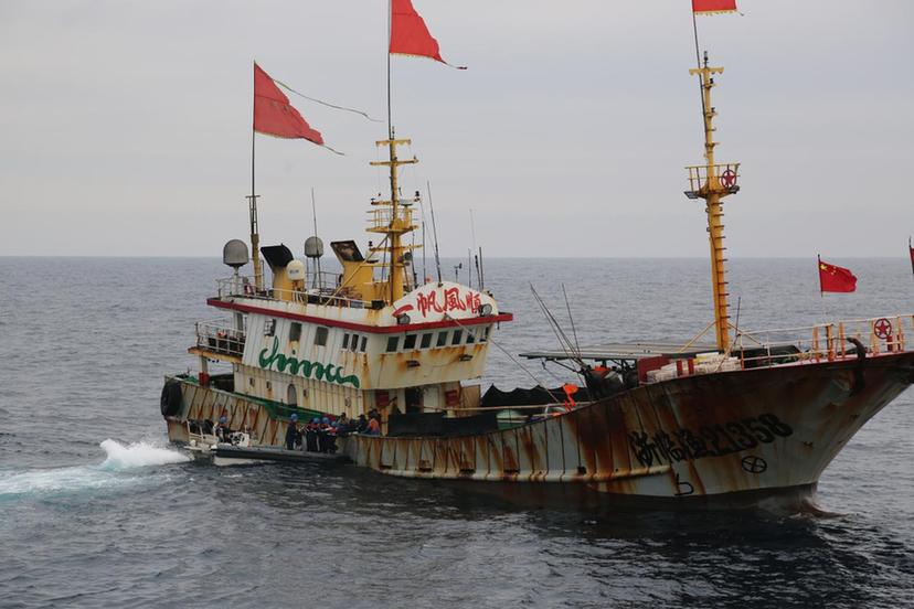 中国海警局直属第二局连续救助2名受伤渔民