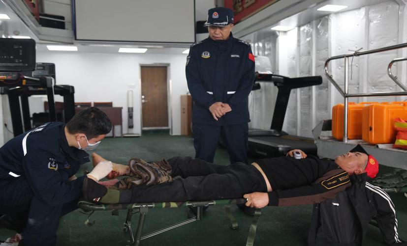 中国海警局直属第二局连续救助2名受伤渔民