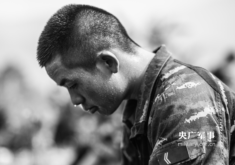 魔鬼周小镜头:那群真正男子汉说,我们不累!(5)_军事图库 _光明网