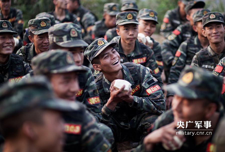 魔鬼周小镜头:那群真正男子汉说,我们不累!