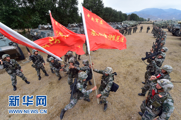 国内频道 综合 正文  陆军某部"大功三连"官兵利用训练间隙组织连旗