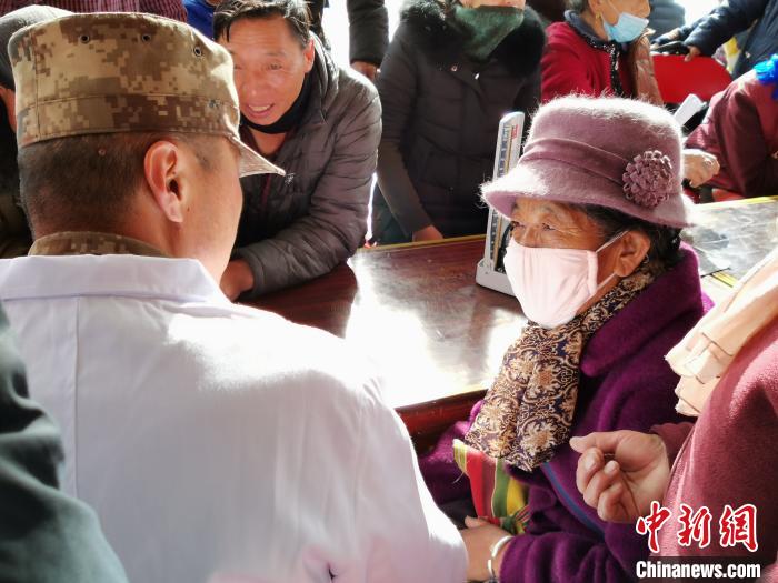 寒冬送温暖驻藏官兵走访慰问驻地民众