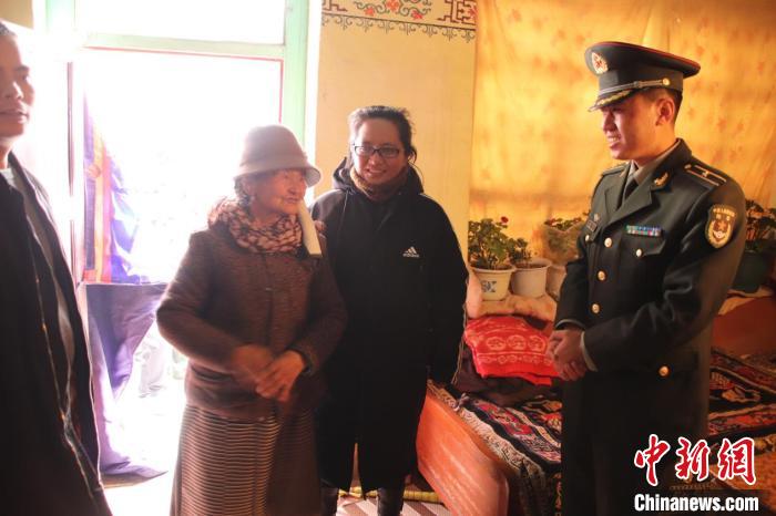 寒冬送温暖 驻藏官兵走访慰问驻地民众