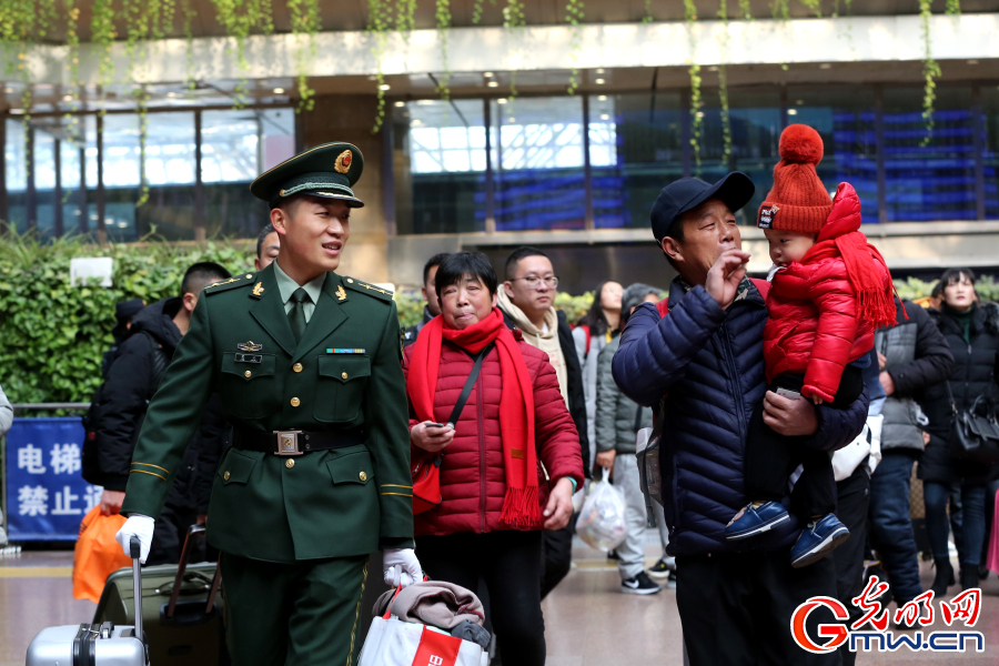 春运首日，北京西站武警枕戈待旦护卫旅客平安出行
