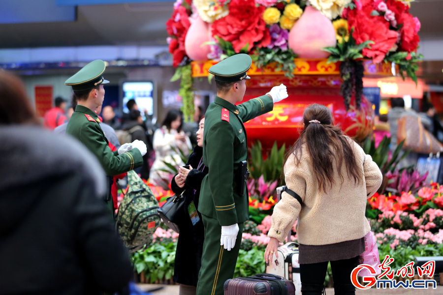 春运首日，北京西站武警枕戈待旦护卫旅客平安出行