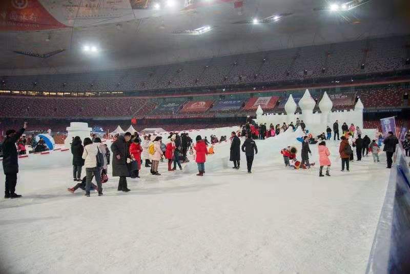 北京市举办军人军属专场冰雪体验活动
