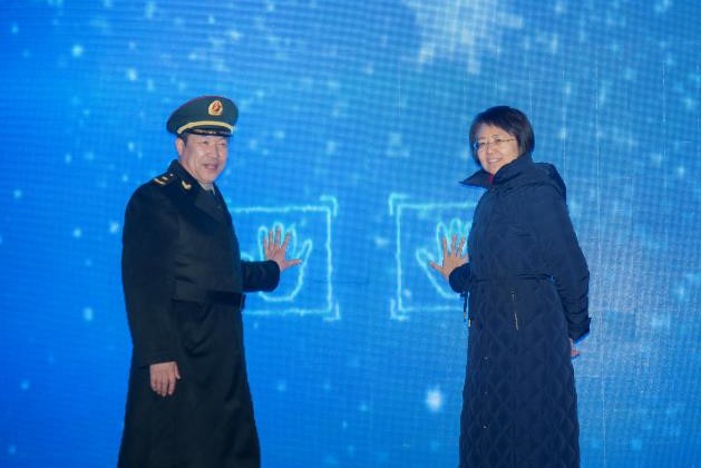 北京市举办军人军属专场冰雪体验活动