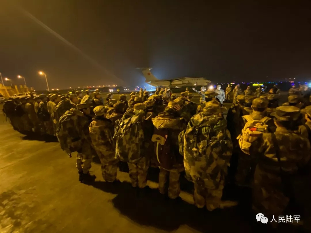 除夕夜，陆海空三军军医大学医疗队紧急出征驰援武汉